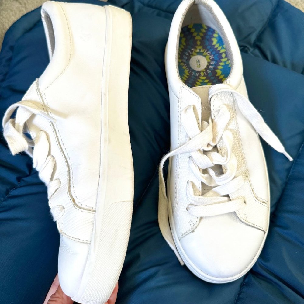 Cariuma white leather sneakers low lace up women's size 7.5